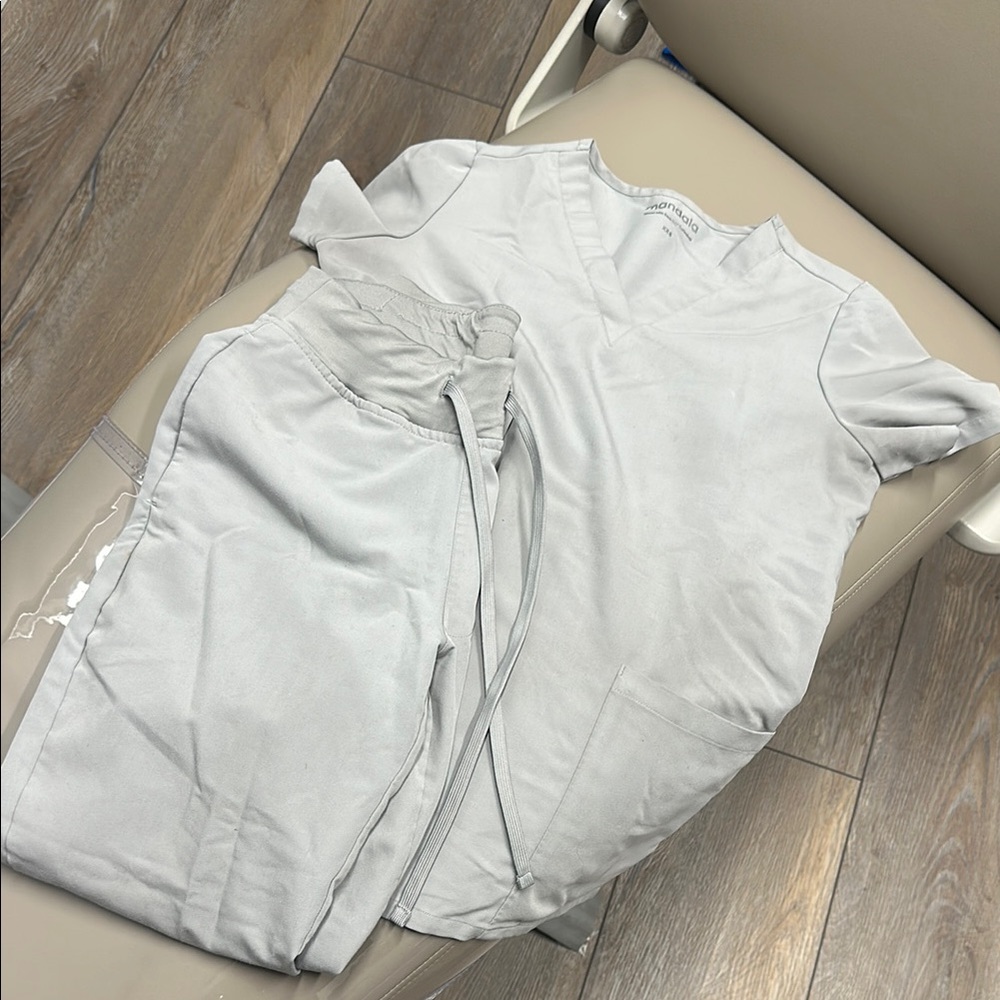 MANDALA like new Light Gray Scrub Set